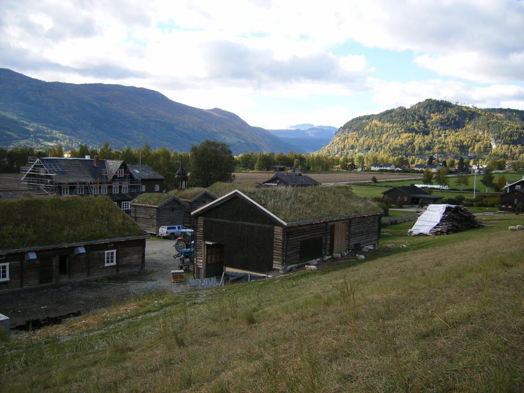 Sve Gard med destillerilåven ligg fint til med utsikt mot Jotunheimen.