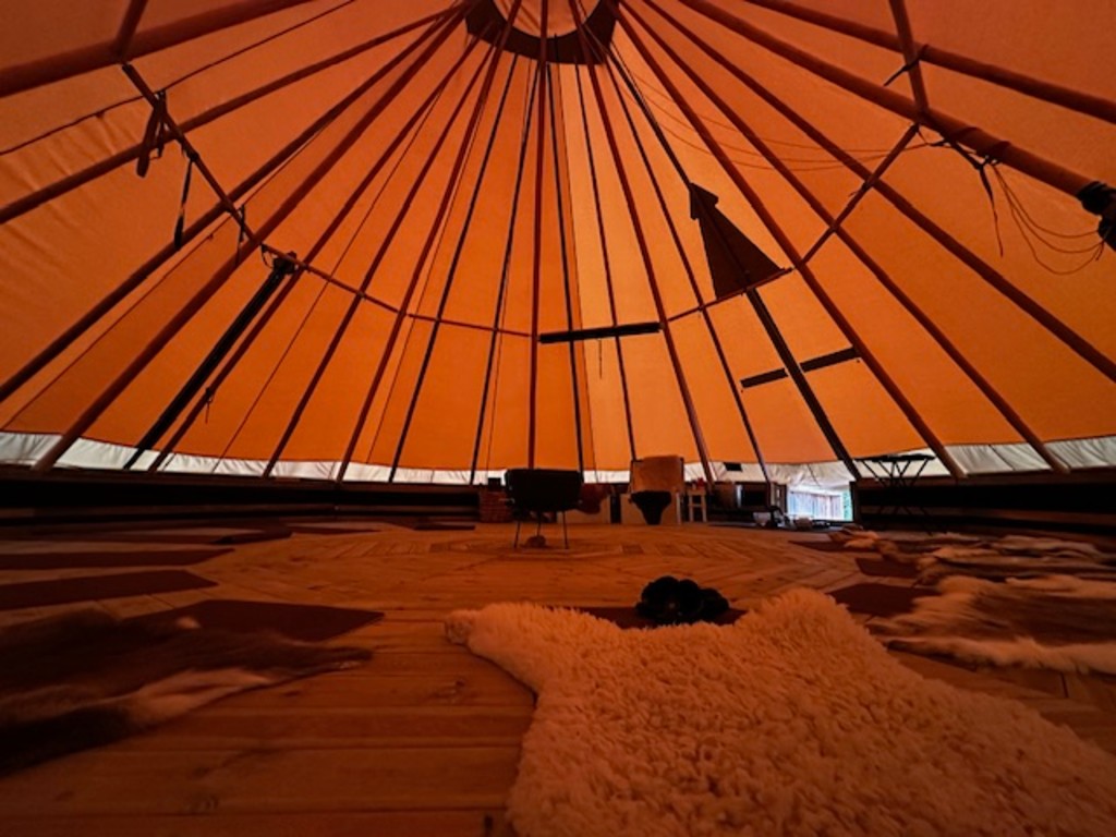 I tipien har vi grupper opptil 10-12 personer. Her kan du utfordre deg selv med ulike pusteteknikker, krystall frekvenser. Sjekke pulsen din før og etter yoga og mindfulness veiledning.