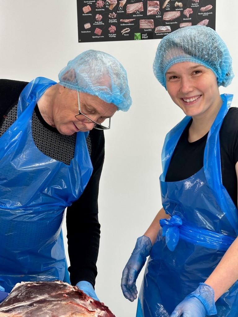 Koselig arbeid i slakteriet.
Inger er lærling hos oss og har en dyktig lærer i Åsvald