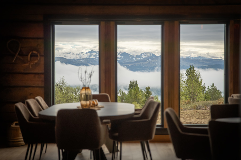 I Setersggu er det god plass til mange til bords. Og utsikten til Rondane er fantastisk
