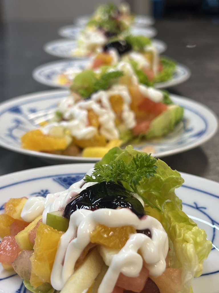 Hver råvare blir nøye sortert av kjøkkensjefen, siden kun det beste er godt nok for våre gjester.