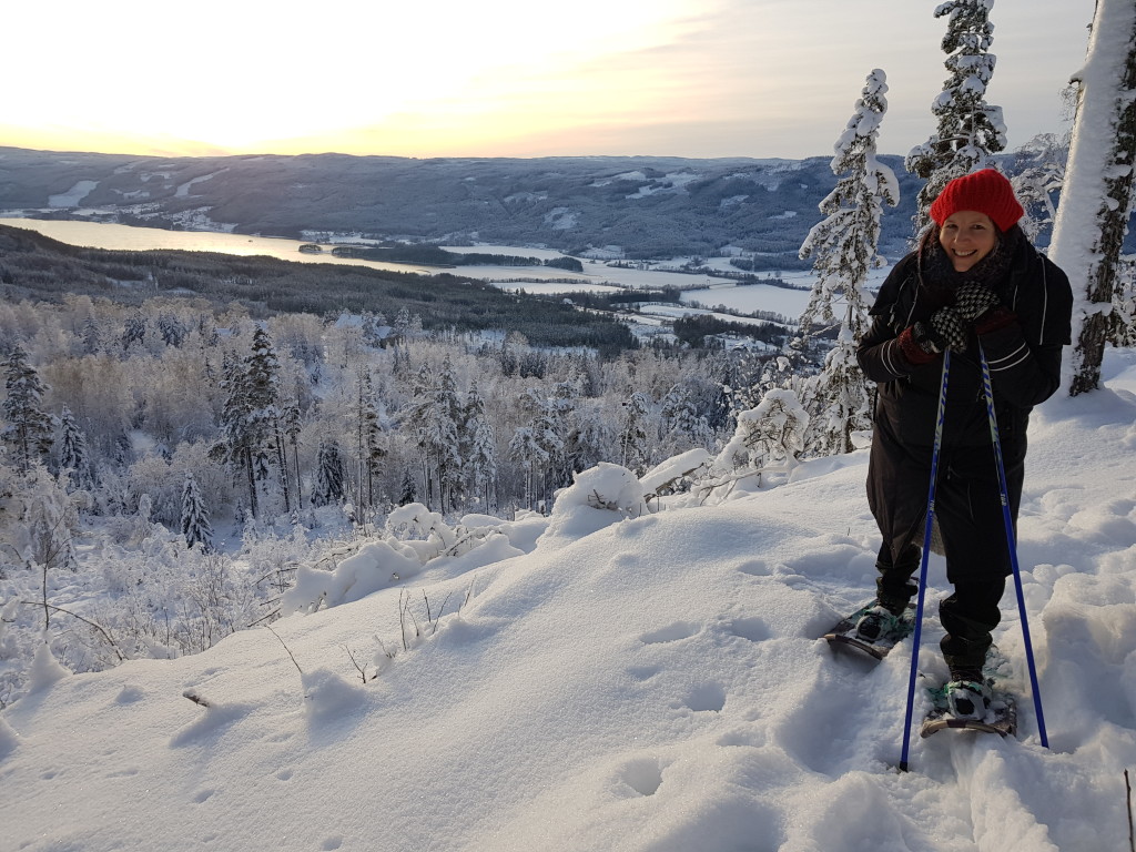 Bak gården vår ligger Granumsberget og hit kan en gå på truger om vinteren gjennom idyllisk skogsterreng og nyte en flott utsikt utover gården og Randsfjorden på toppen. Vi holder oppe trugeløyper i skogen rundt gården og vil du kjøre litt så gåes det opp flere flotte trugeløyper i nærområdet. Du kan og bestille en tur med oss med fortelling om livet i skogen, Hans Børli dikt og lokalmat på bålet.