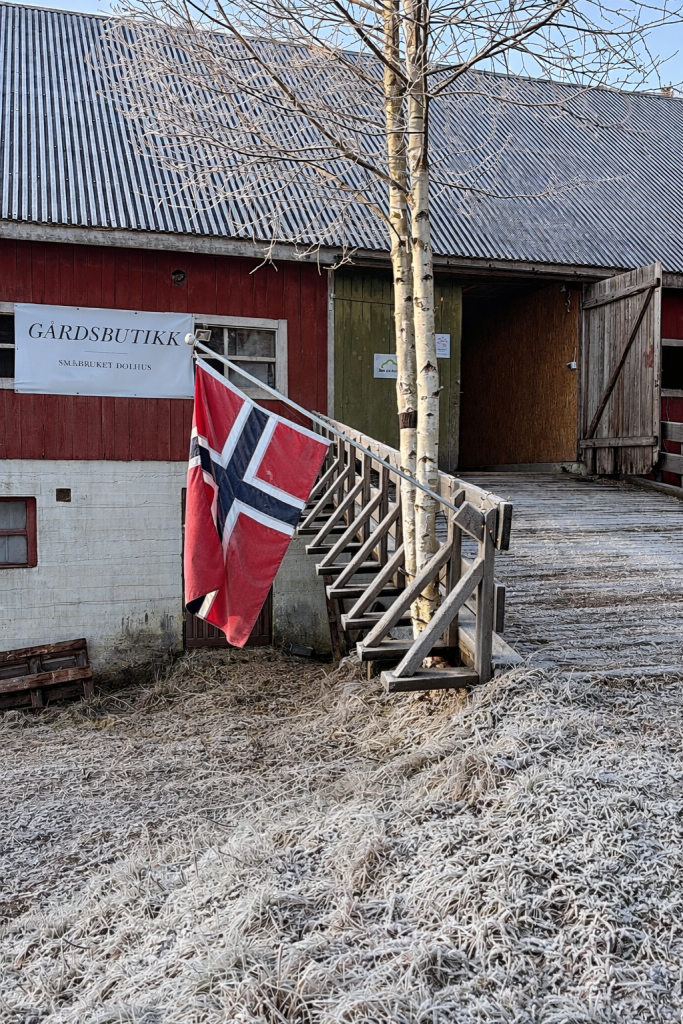 Du finner gårdsbutikken hvis du følger skilt fra parkeringen og går opp låvebrua!