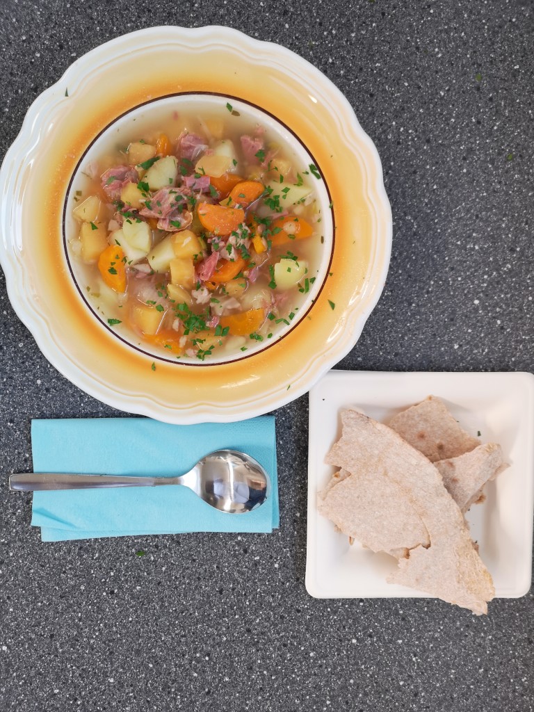 Det er servert! Hjemmelaget saltkjøttsuppe med hjembakte flatbrød attåt. Velbekomne :)