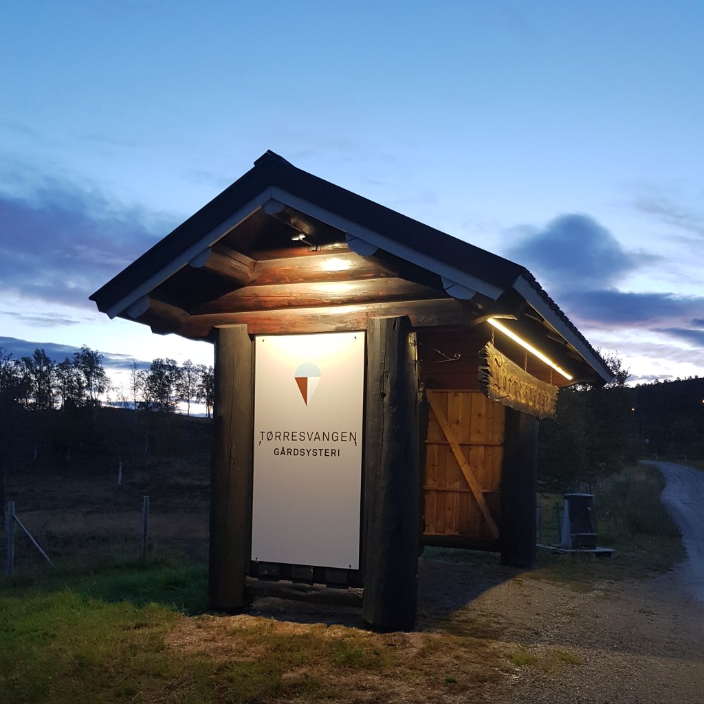 Portal ved innkjøringen til Tørresvangen Gårdsysteri, ligger ved Rv3
