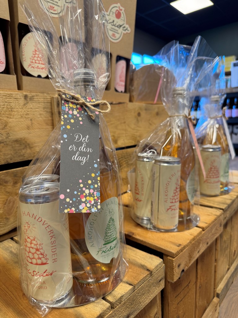 Frisider - alkoholfri handverksider - er ein av våre mest kjende merkevarer. Visste du at Frisider granskot, einebær og hylleblome vart servert i Kronprins Haakon sitt 50-årsjubileum på slottet.