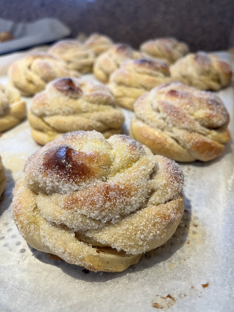 Vi baker all bakst selv på Fjordgløtt. Setter deigene dagen før og baker ut samme dag som det skal selges.