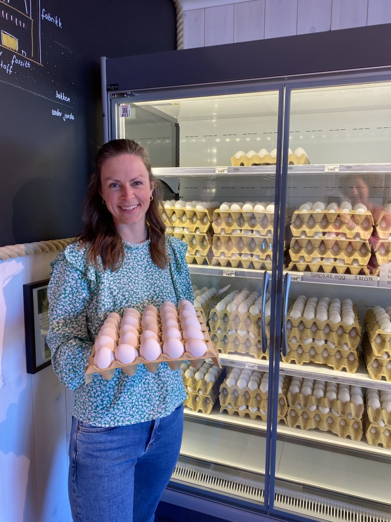 Vi får dagsferske egg fra Johanne og Bernt som driver økologisk på Skoug gard. Hun jobber som veterinær rett over gata, på Biri Dyreklinikk.