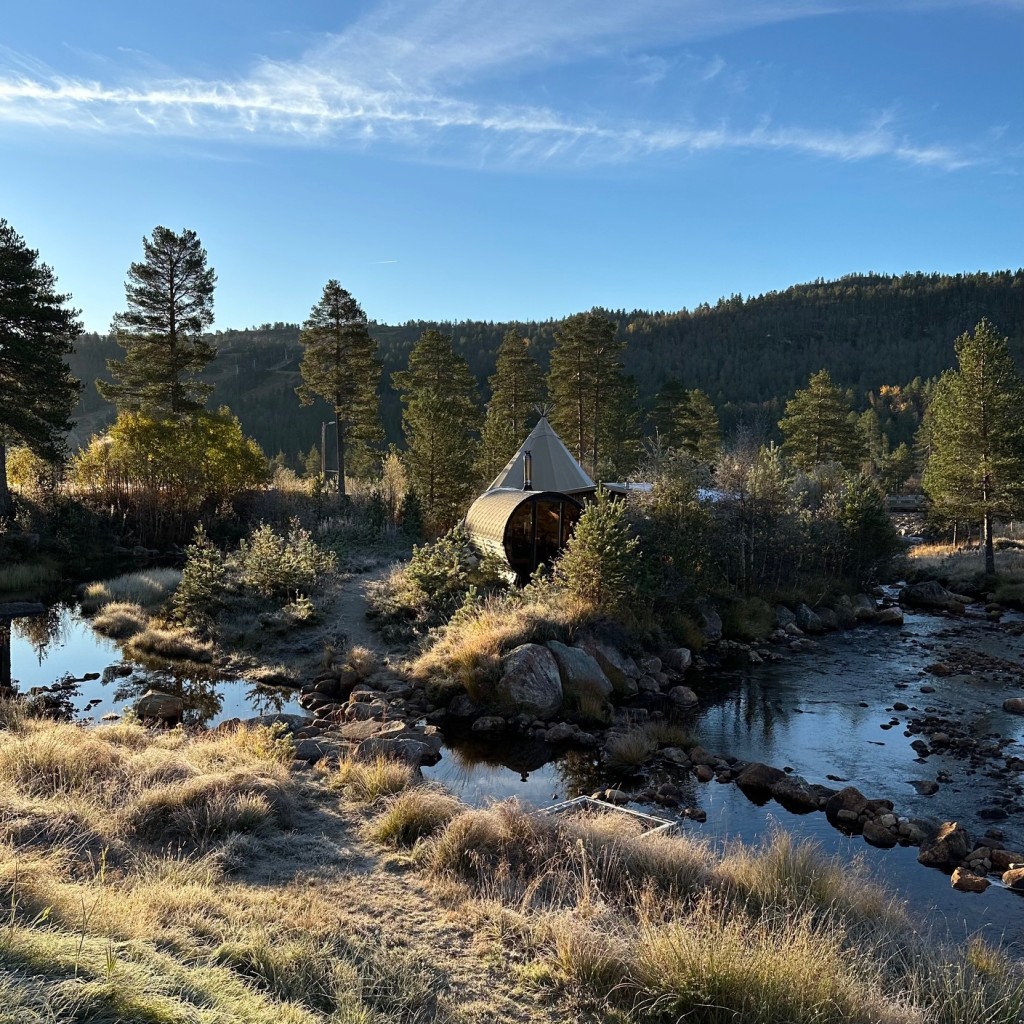 Vår deilige badstu/sauna og tipi hvor vi har ulike kurs innen pusteteknikker, soundhealing, yoga og mental trening. Elven brukes mye til kaldbading.