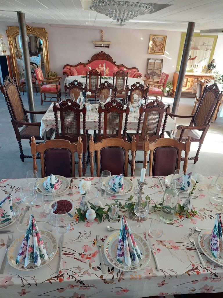 Vi har plass til 60 personer i vårt spiseri i fjøset.