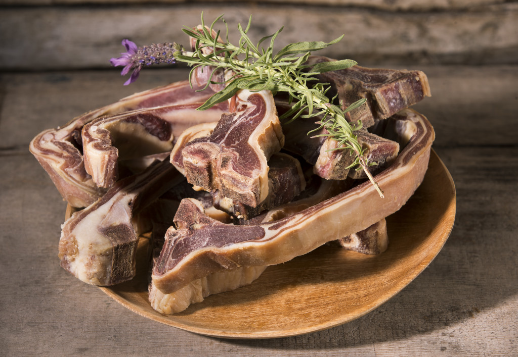 Pinnekjøtt med mye kjøtt, akkurat slik vi liker det. En god blamding av hele pinner, sadel og nakke.