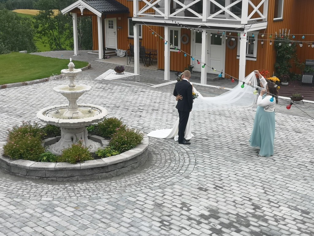 Brudepar ved diger fontene og brulagt hele tunet for seremonier.