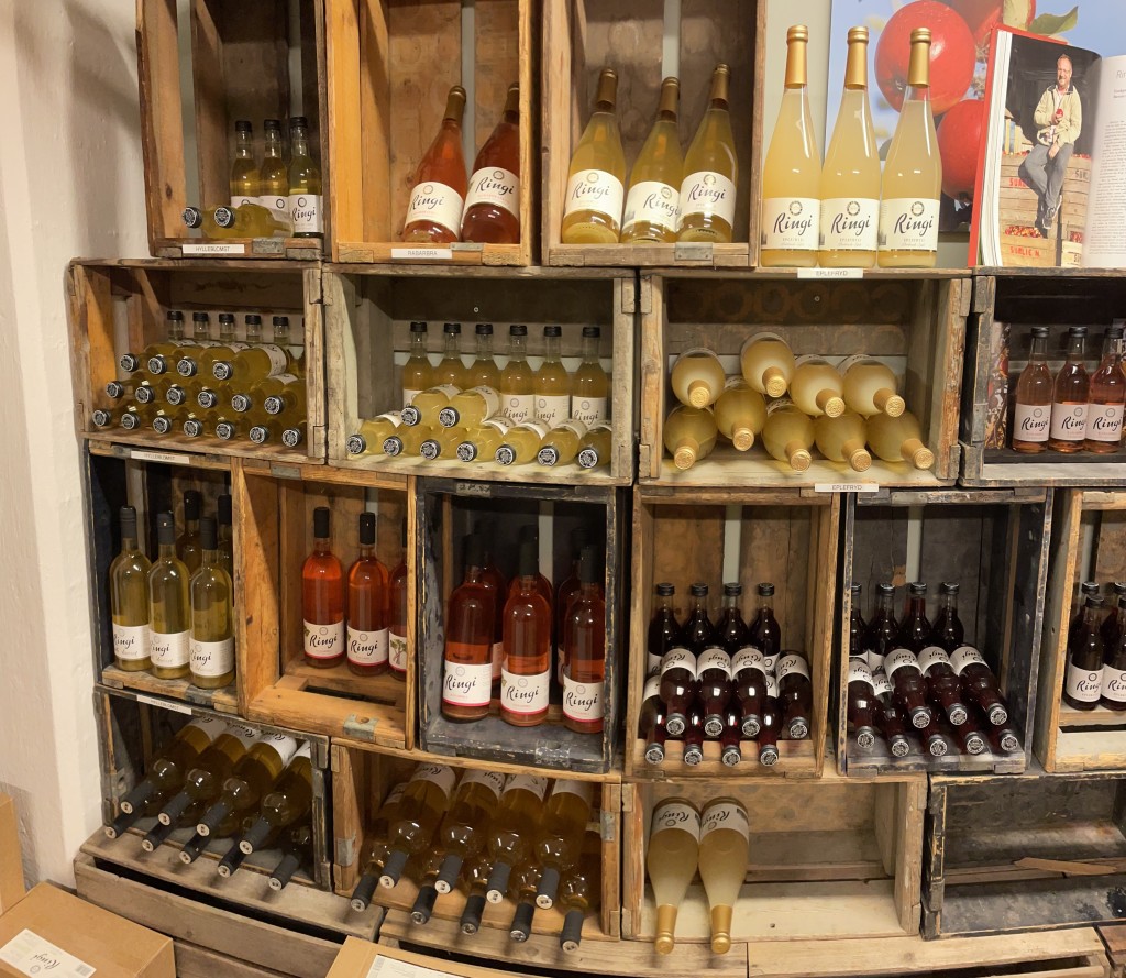 Kom en tur innom Gårdsbutikken vår! Følg oss på Facebook/Instagram for åpningstider Julebutikken. Eller i året åpner vi etter avtale. Bare å ringe til oss!