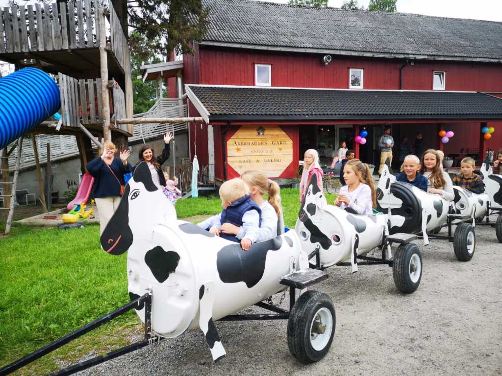 Barna elsker kutoget! Gøy på landet!
