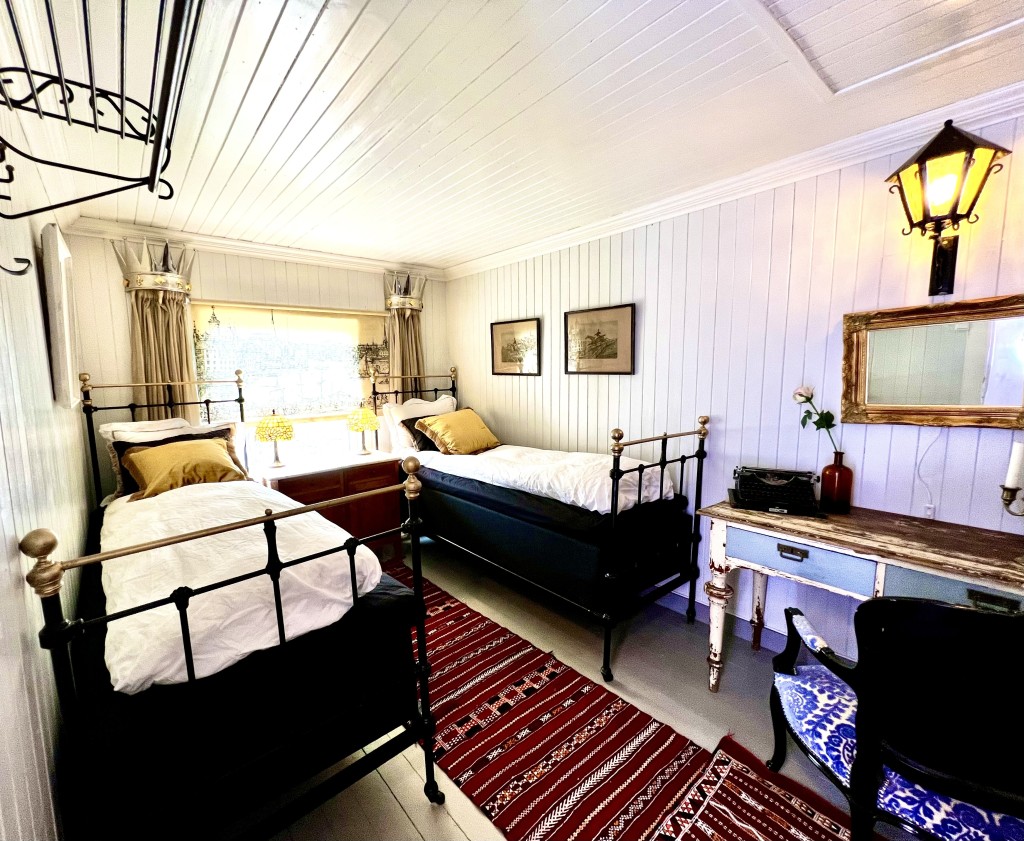 Segelsund Boutique Gjestehus har 6 soverom i særegen stil. Bildet viser rommet "Prins Louis Phillippe". Lurer du på hvorfor?