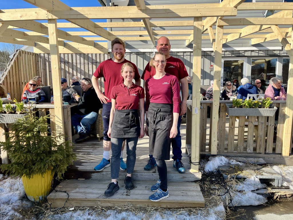 Eierne av Fjordgløtt. Kristin Blien (n.v) og Caroline Boertmann, sammen med Tommy Berglind (ø.v) og Arild Bøe. Kristin og Caroline styrer alt på Fjordgløtt, mens Tommy og Arild trår til når det trengs hjelp!