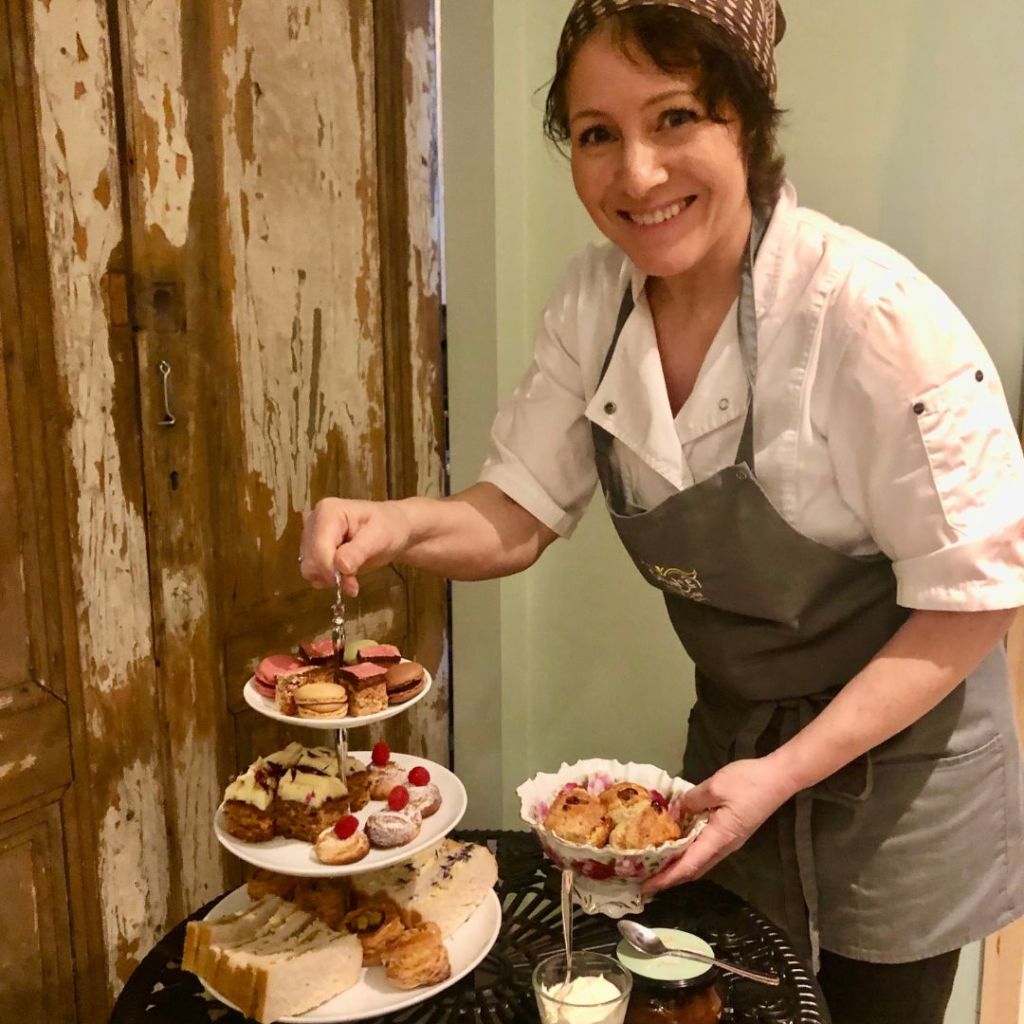Afternoon Tea serveres av Ængelskmainn og Fjøsmadamen i vinterhalvåret