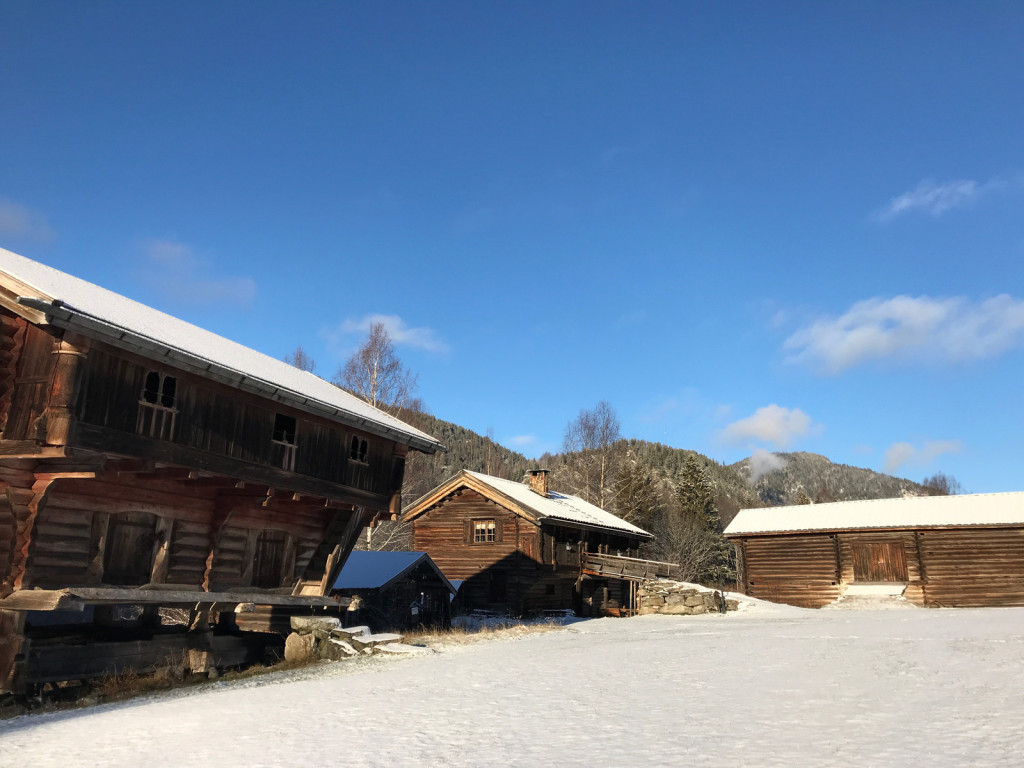 Du finner gården på halvveien mellom Oslo og Bergen, og midt mellom Kongsberg og Geilo. /// Sevletunet er en slektsgård i øvre Numedal, midt mellom Kongsberg og Geilo. Det er to fredede bygninger på tunet og mye historie og sjel i alle vegger. Vi forteller historiene om gården og den dramatiske fortellinga om "Sevleguten", og serverer hjemmelaget mat. Gro startet gårdsturisme på Sevle i 1997. Gjestegården drives av mor og datter Sevle - Gro og Margun, som er 5. og 6. generasjon. Vi tilbyr overnatting med hjemmelaget frokost og middag, i tillegg til å arrangere kulturhelger, kurs og seminarer. Vi tar også imot busser på rømmegrøt og spekemat. Hjertelig velkommen til gårds! ///