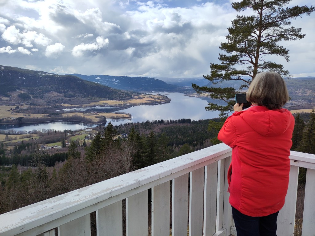 Utsikten fra verandaen i pesjonatets 2. etasje. Her kan du skue ut over Randsfjorden og Dokkadeltaet. Denne utsikten ble rundt 1934 kåret i Aftenposten som Norges 3. beste utsikt.