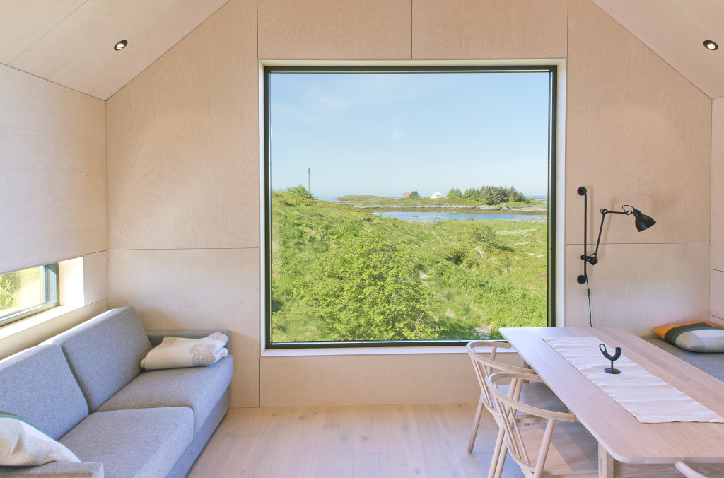 Vår arkitekttegnede perle «Inga» er et smykke som tar pusten av alle besøkende. Den står på søyler og har fantastisk panoramautsikt mot storhavet. Hytten er fylt med norsk design og kvalitet.