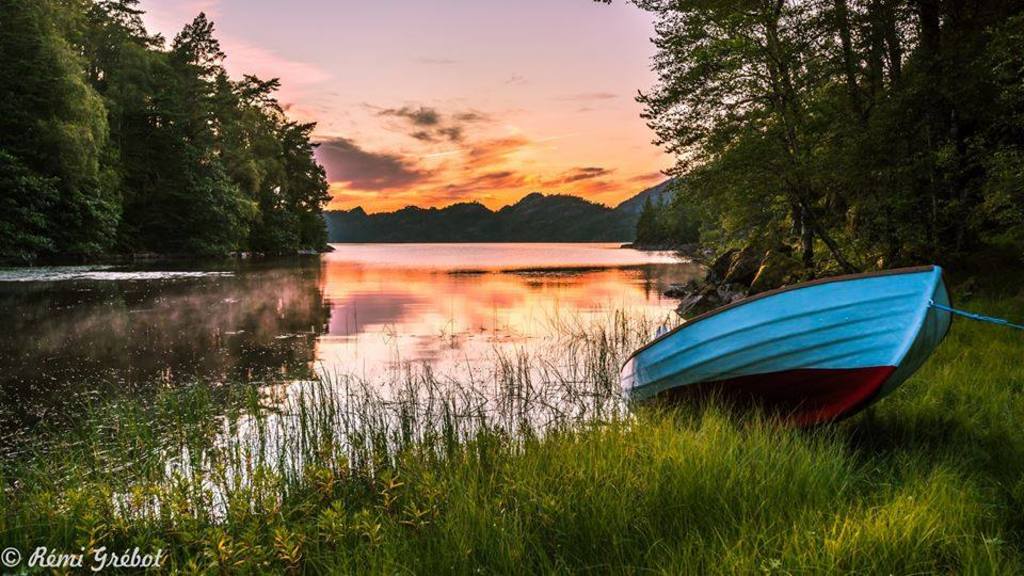 Gripavika. Fem min gange frå tunet i Gripen. Her ligg båtane som gjestane kan låne medan dei bur i Gripen. Det er her ein startar den lille båtreisa ut til Roseholmen, om ein bur der.