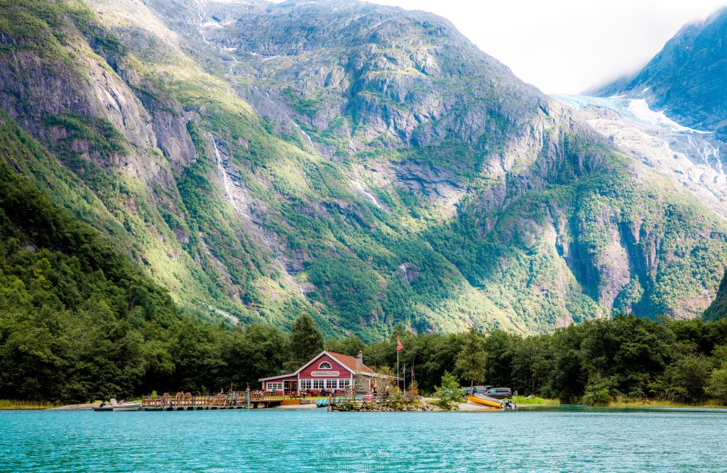 Kjenndalstova i enden av Lovatnet, omringet av fjell som strekker seg mot himmelen!