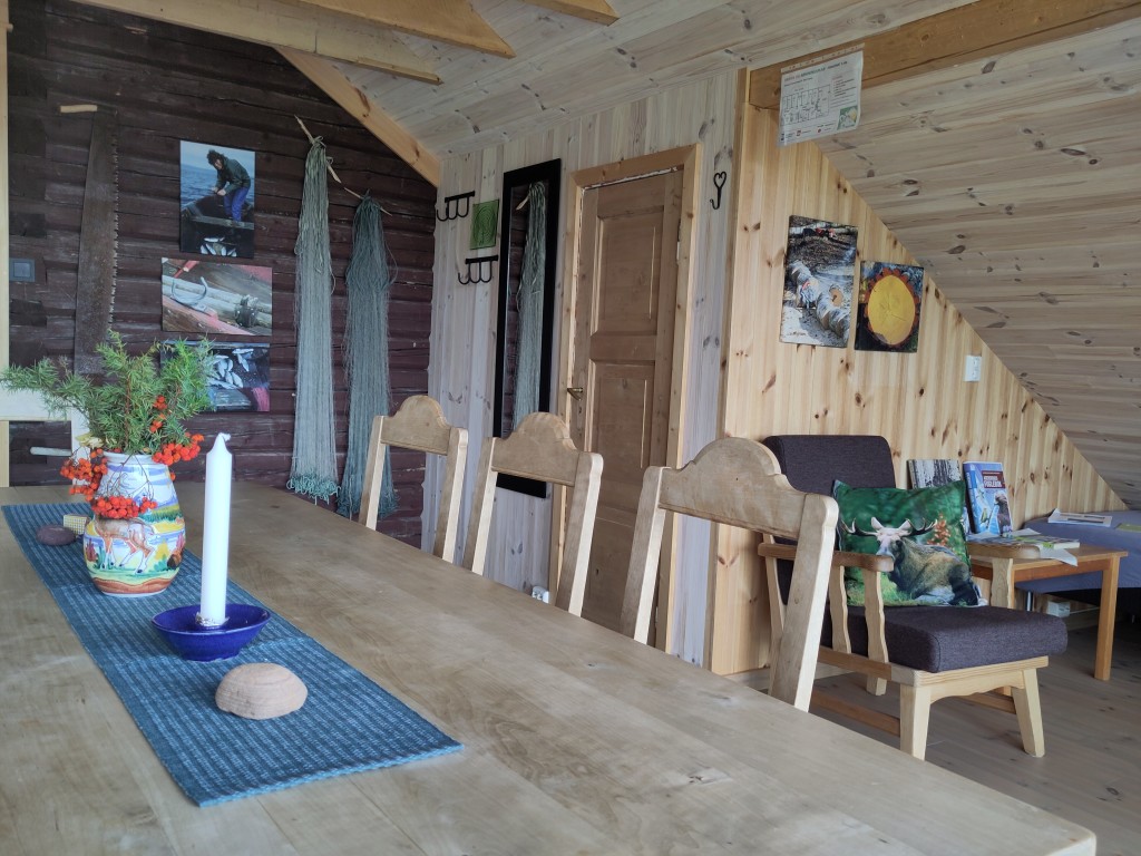Utsiktsrommet i andre etasje. Her kan du se den gamle tømmerveggen på pensjoinatet som var yttervegg før tilbygget kom på 1950 tallet.