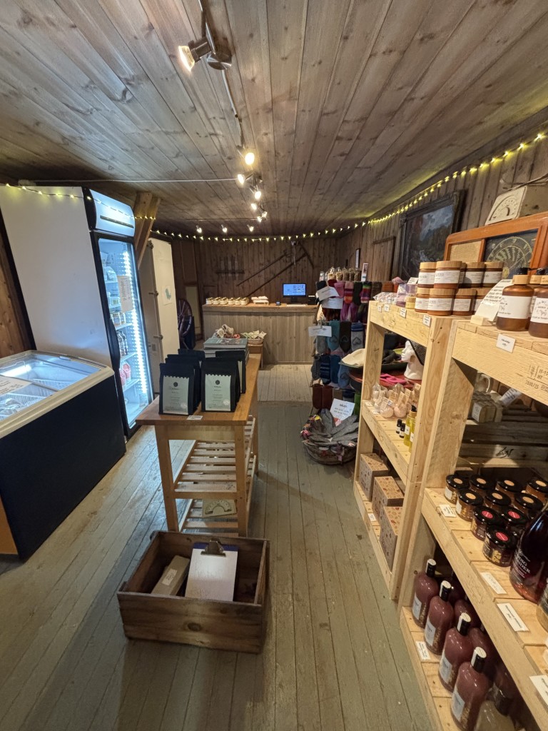 Velkommen inn i vår butikk! Her bugner det av lokale ekte varer!