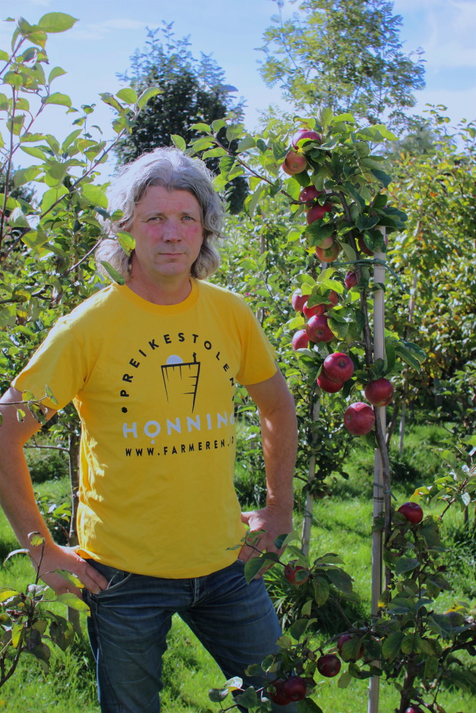 Næringsbirøkter i Farmeren Bjørn Reidar Larsen. 
Pollineringen er enn av oppgavene biene har hos fruktbønder i Ryfylke.