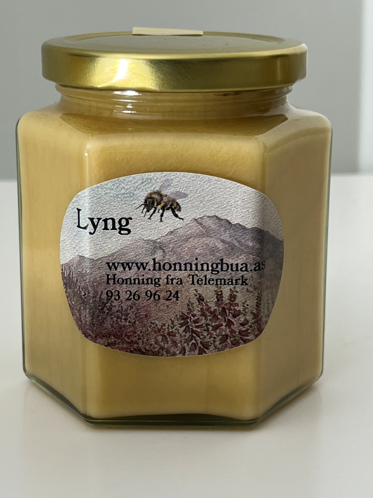Lynghonning Sanket inn på sensommeren på lyngengene i skogen og fjellet her i Telemark.
Lynghonning har en litt kraftig smak. Dette er manges favoritthonning.