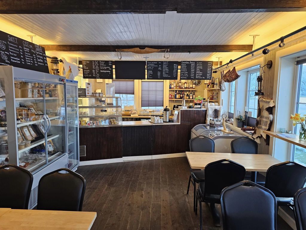 I taket inne i gårdsbutikken kan man oppdage at det henger noen rør som går rundt i lokalet, og mange lurer kanskje på hva dette er. 
Det er et gammelt melkeanlegg fra en geit fjøs i Grunnfjorden som vi har pusset og malt og hengt opp i gårdsbutikken. Det har fått nytt liv hos oss og en ny funksjon, vi bruker det nemlig ikke bare til pynt men også for å henge opp skilt, skinn og annet som vi pynter med eller som er til salg. 
I fjøsen ble geitene melket og melka ble transportert fra dyrerommet og inn til melketanken gjennom glassrøret som dere ser på bildet.