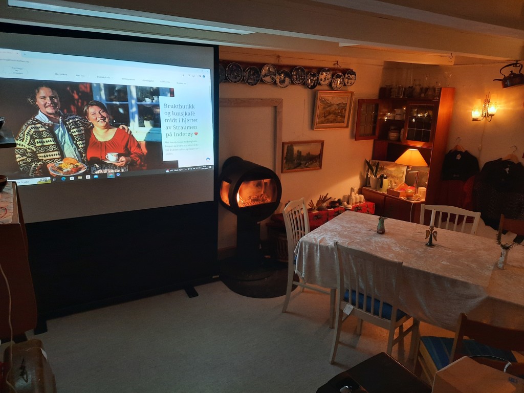 Et rom nede i stua med plass til 10 personer. 4 rom oppe i 2.etg med plass til 6 personer i hvert rom. 
Et annerledes og hyggelig lokalet, for de gode møtene!
