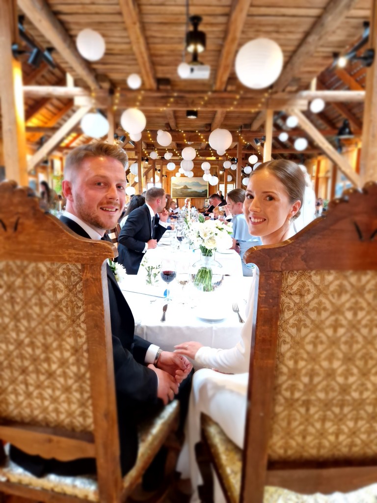 Bryllupsmiddag på Låven. Å feire bryllup på Røkenes Gård er populært og i prisen ligger en ekteskapvarighetsgaranti!