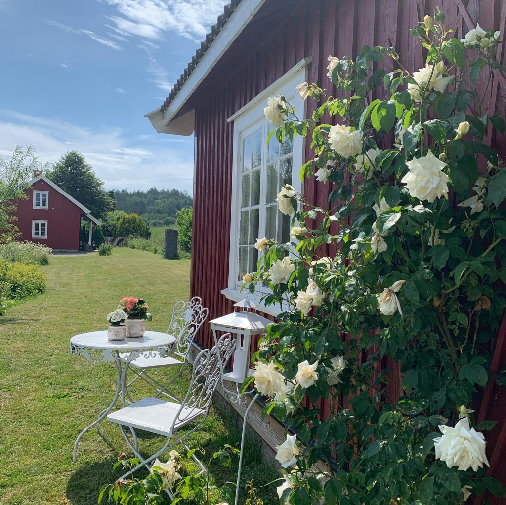 Koselig uteplass utenfor Smia. I bakgrunnnen ser du Bryggerhuset