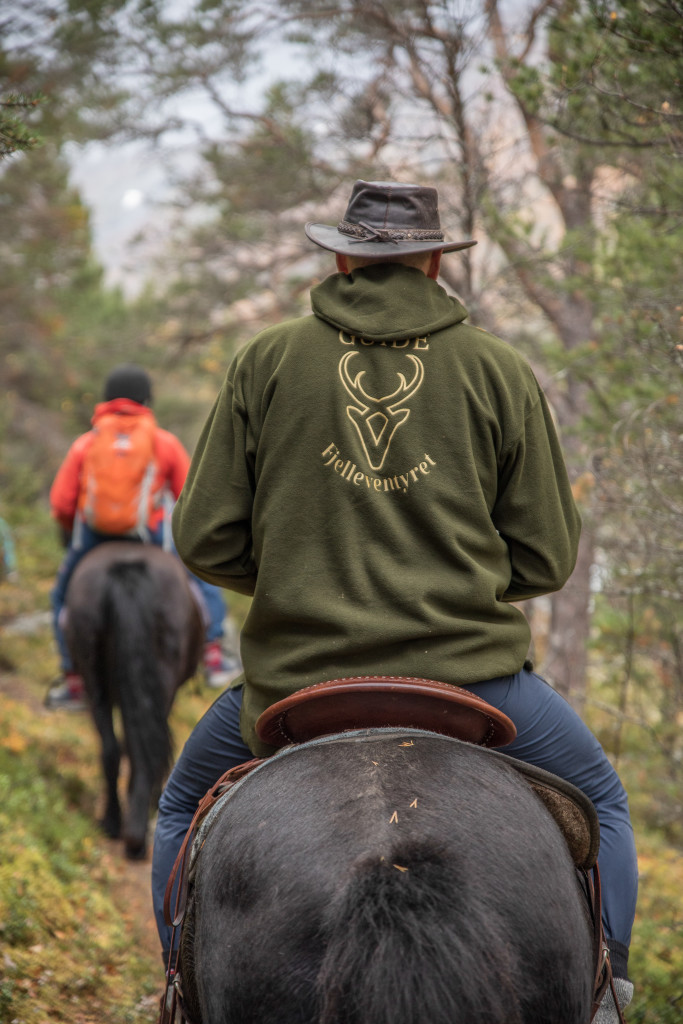 Gårdseier Magne, rir ut med gjestene og viser stolt frem litt av Lundadalen