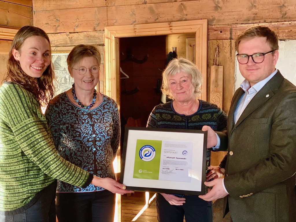 Den 20. januar 2023 ble vi sertifisert Norsk Økoturismebedrift! Inga, Åse og Marit tok imot sertifikatet i Eggjagarden.