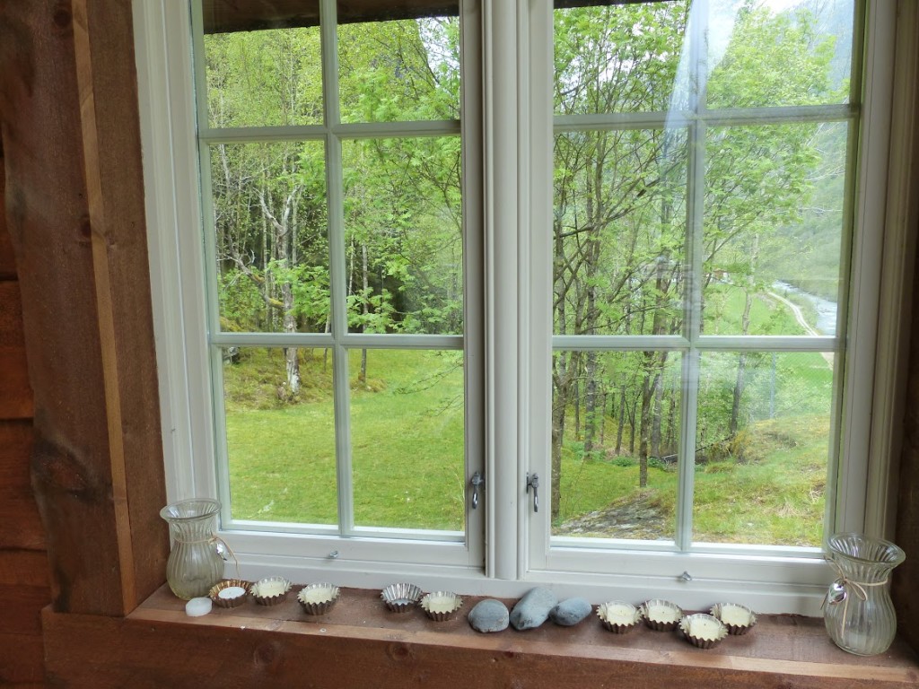 Utsikt frå verandaen mot hagen