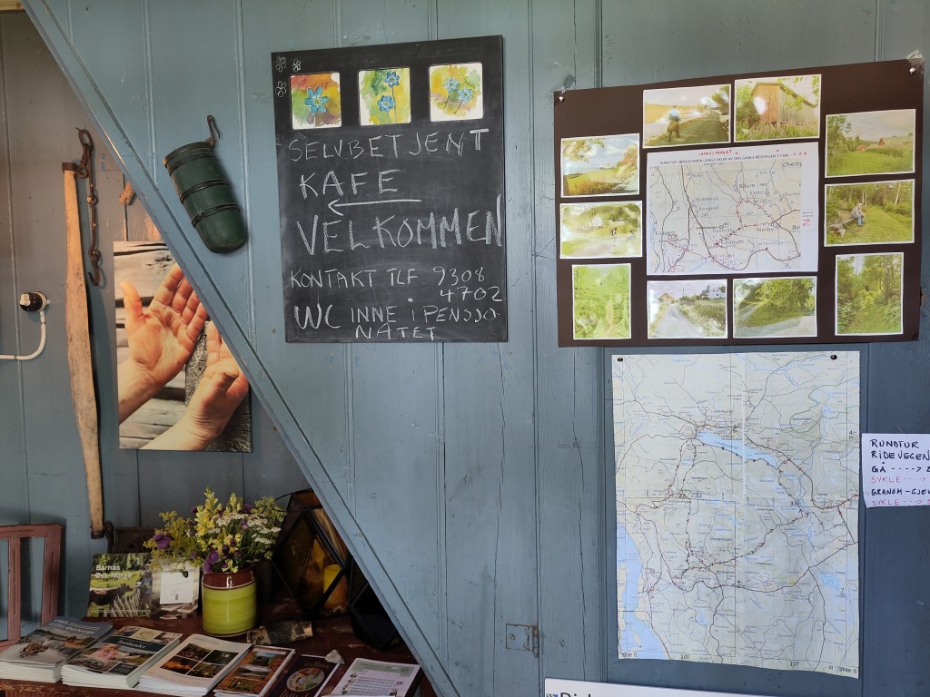 Turistinfo og kart i inngangen til kårstua og sommerkafeen.