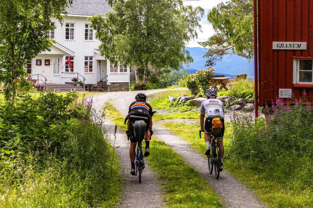 Det er fine sykkelmuligheter i nærområdet og mange sykler Randsfjorden rundt. Da sykler du forbi flere Hanen bedrifter og andre lokalutsalg som du kan stoppe ved. Du kan også ta toget til Gjøvik og sykle til Granum på gamle ferdselsveier gjennom levende kulturlandskap og vakkert natur. Du sykler fra fantastisk utsikt  ut over Mjøsa til Granum og panoramautsikt ut over Randsfjorden. Se mer på vår hjemmeside.