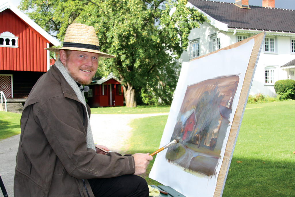 Maleren Jonny Andvik svinger penselen på Nyhuus