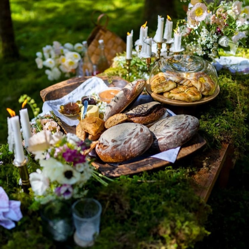 Fru Aarvik bakar mange ulike slag surdeigsbrød og grovbrød med urkorn frå Holli Mølle.