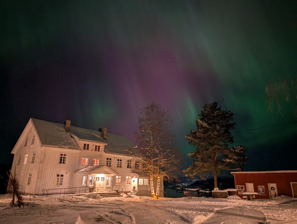 Er du her på vinteren så kan du oppleve nordlyset over pensjonatet og Randsfjorden.