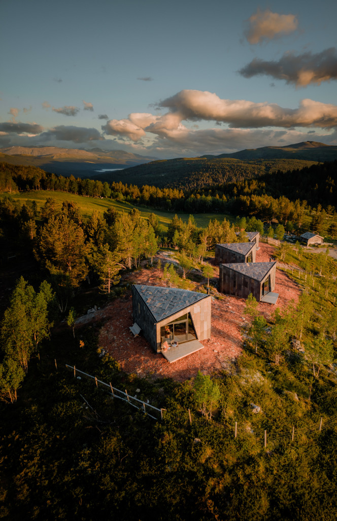 Hylja Lodge – fjellro mellom Rondane og Jotunheimen

På Hylja Lodge ønsker vi å dele gleden over fjellet, naturen og livet på setra. Nesten 1000 meter over havet, mellom Rondane og Jotunheimen, kan du nyte storslått utsikt, hjemmelaget mat, dyr og gode opplevelser i rolige omgivelser. Her møtes historien og dagens seterliv, med tid til å senke skuldrene, være til stede og nyte det gode livet på fjellet.