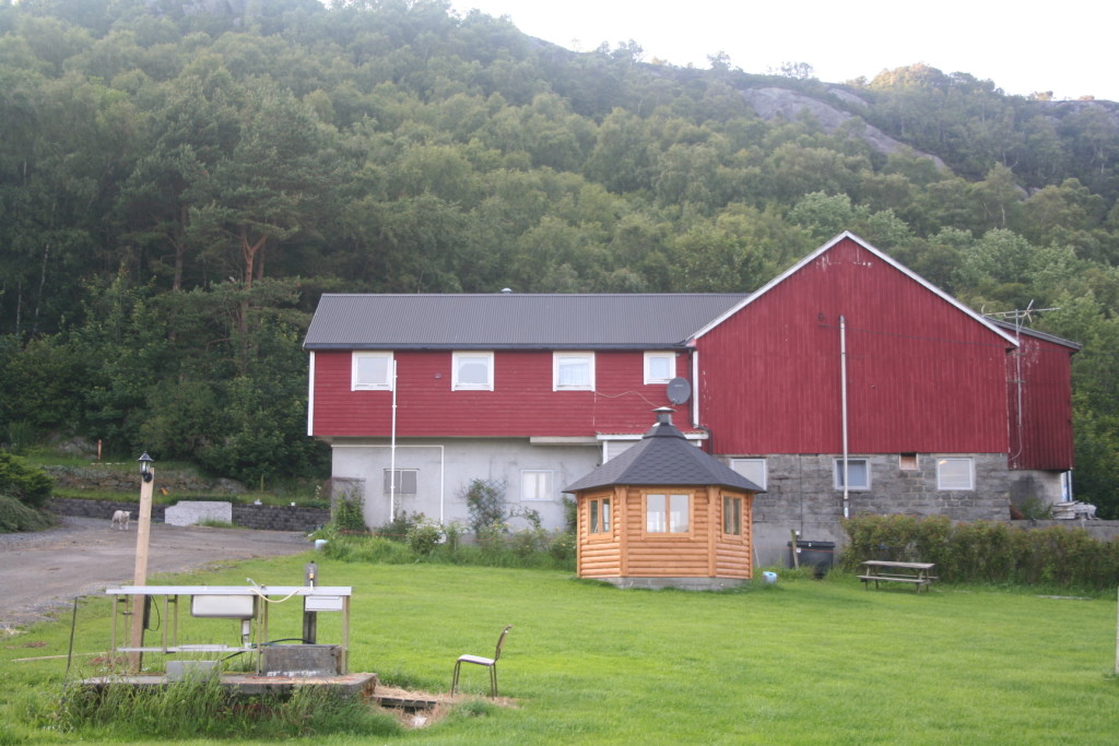 Løa  med utleieenhet ut frå den og ei grillhytte