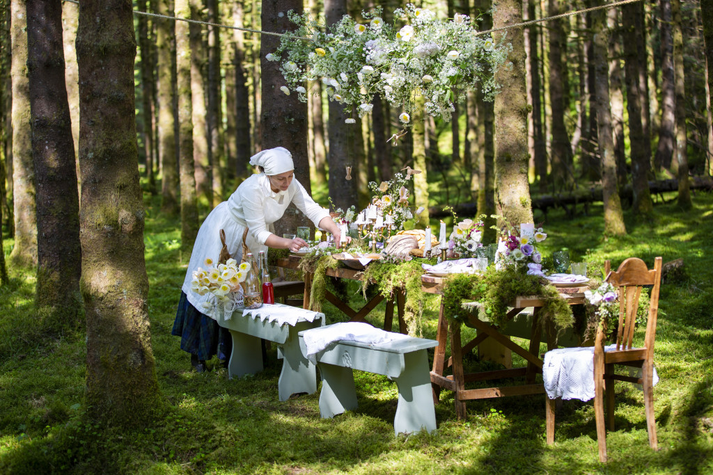 Me er oppteken av å lage mat i pakt med naturen. Difor kjøper me kun inn råvarar som er dyrka med omsyn til naturen. For å vere ein råvare dyrka i samspel med naturen er det utruleg viktig at det ikkje blir nytta sprøytemidlar eller kunstgjødsel. Planter blir robuste om dei får moglegheit til å bli det i levande og god jord! På gardsbruket vårt er me no i 2. karensår for å bli økologisk sertifisert hos Debio etter at me tok over i 2023. 

Me gler oss også over å kunne tilby økologisk og handlaga bakst frå det vesle økologiske bakeriet vårt i Løo!