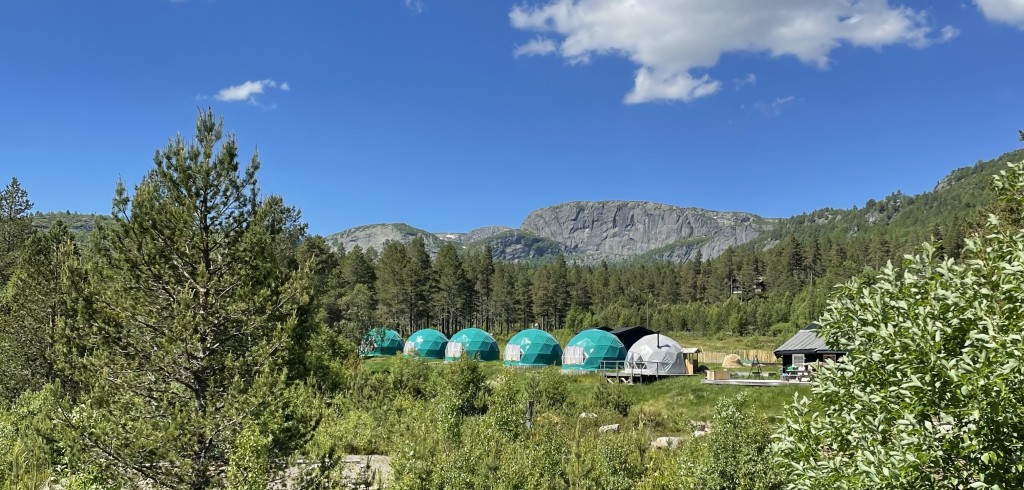 Fjellene rundt glampingen.