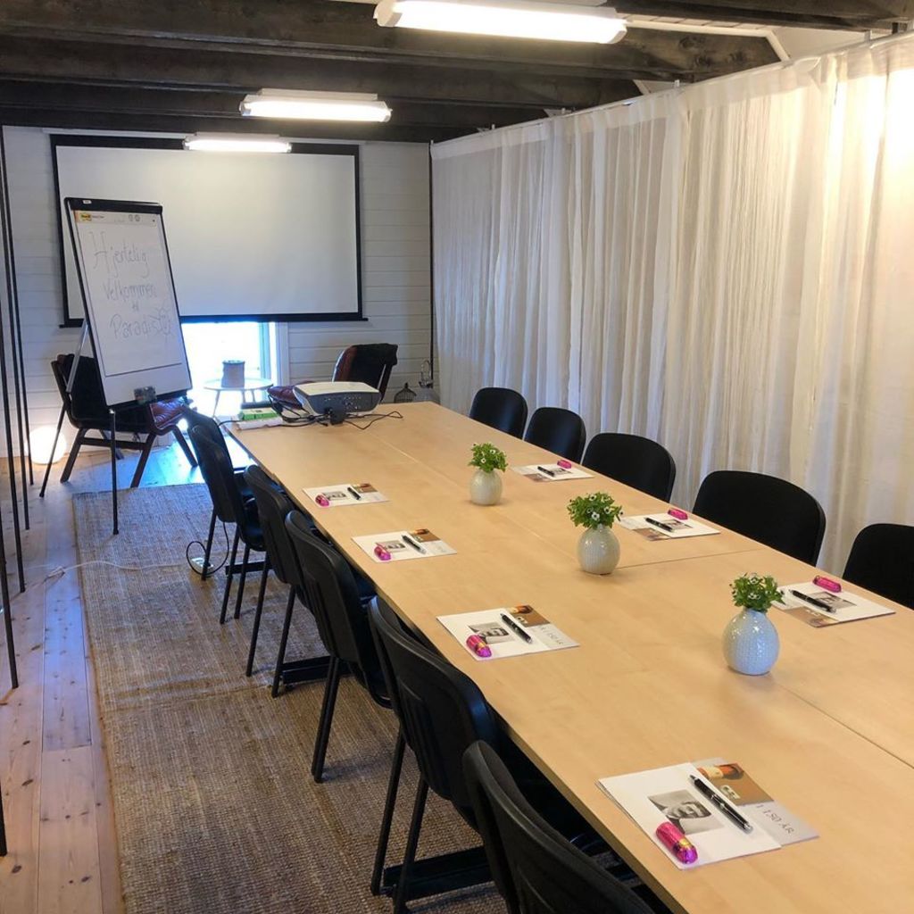 Vårt møterom på Tranøy Fyr har plass til opptil 20 personer og passer perfekt for yoga retreats, konferanser, bedriftsmøter, workshops og fotokurs. Rommet har moderne fasiliteter for å sikre et vellykket arrangement. Lei vårt møterom og opplev en inspirerende atmosfære med fantastisk utsikt over Vestfjorden og Lofotveggen. Langt unna storbyens kjas og mas kan du slippe kreativiteten løs og få ny innsikt. Skap magi i hverdagen!