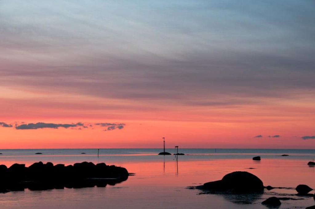 Leia inn til vår lokale havn i solnedgang. Her går det an å finne roen. :)