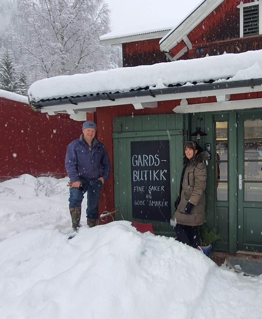 Verten Rasmus og vertinne Marianne foran gardsbutikken