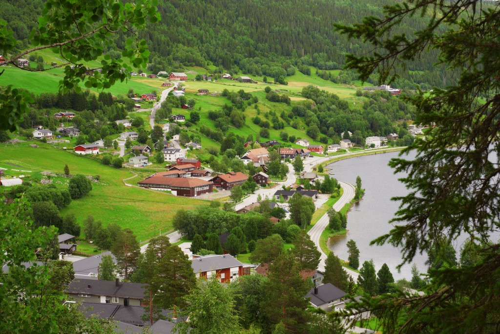 Holsfjorden rundt
Rundtur på ca 13 km, perfekt for gåturer eller sykkeltur. Det er fleire fine steder å stoppe og spise nistepakke, og bademuligheter. Det er også et meget godt fiskevann. Bildet viser utsikten fra toppen av Energitrappa. Vel verdt turen opp!